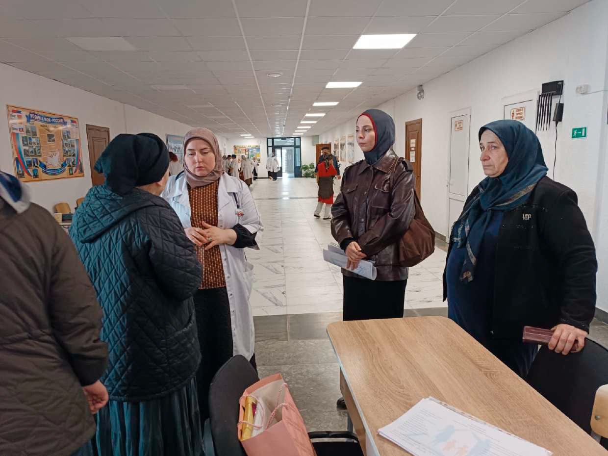 Работники реабилитационного центра проконсультировали граждан, пострадавших от потопа в Хасавюрте